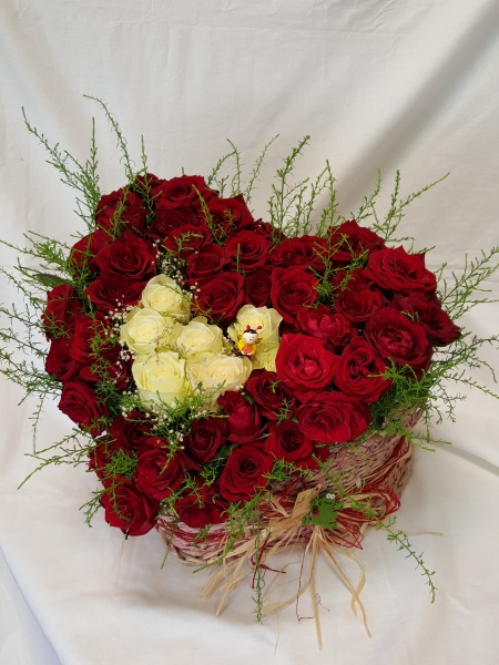 Кошница сърце - Червено и бяло Кошница сърце - Червено и бяло